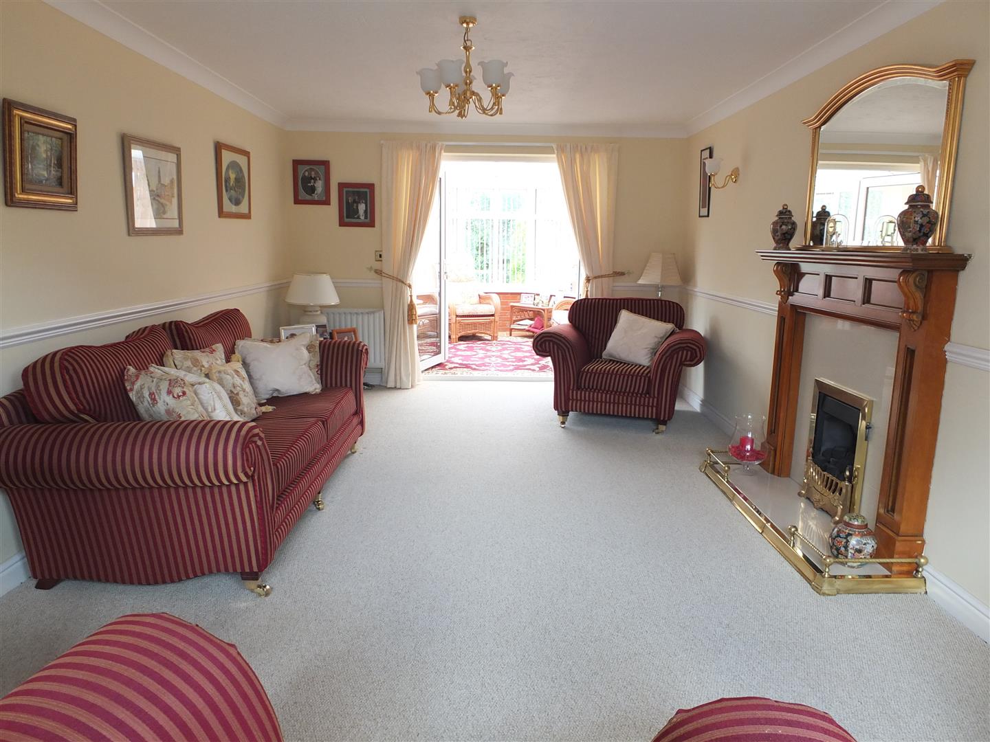 LOUNGE: